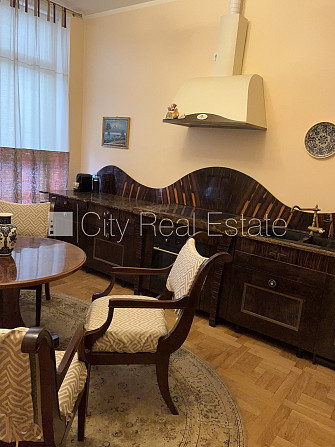 Jaunceltne, fasādes māja, slēgts pagalms, vieta vairākām automašīnām, ieeja no ielas, logi Rīga - foto 2