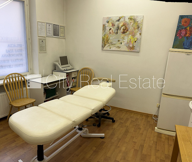 Jaunceltne, fasādes māja, slēgts pagalms, vieta vairākām automašīnām, ieeja no ielas, logi Rīga - foto 16