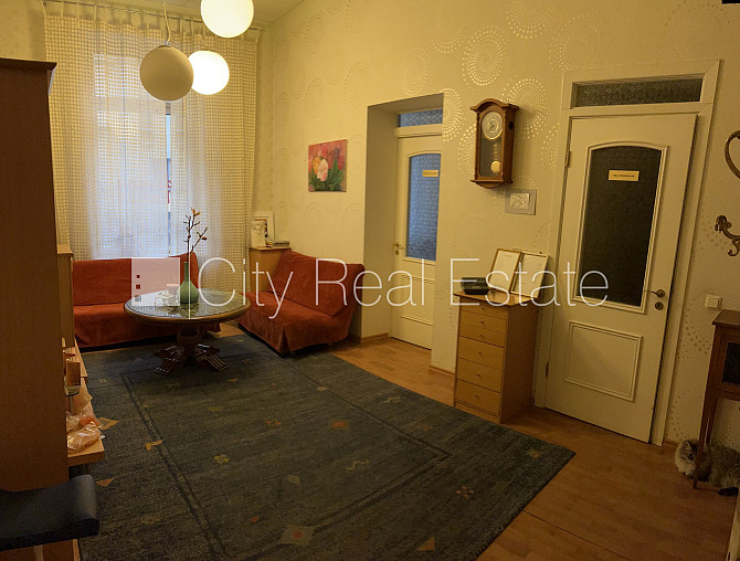 Jaunceltne, fasādes māja, slēgts pagalms, vieta vairākām automašīnām, ieeja no ielas, logi Rīga - foto 12