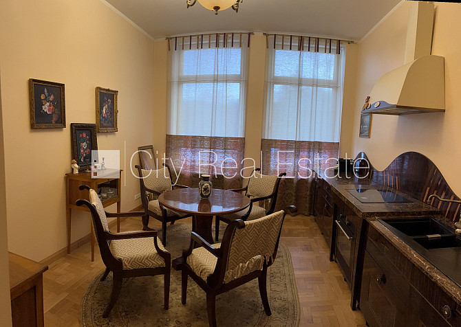 Jaunceltne, fasādes māja, slēgts pagalms, vieta vairākām automašīnām, ieeja no ielas, logi Rīga - foto 1