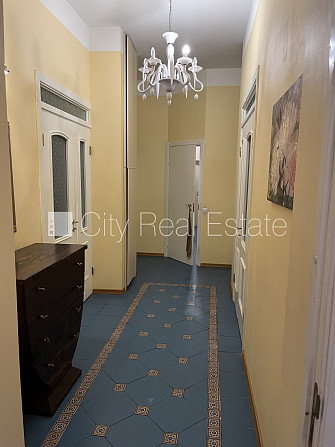 Jaunceltne, fasādes māja, slēgts pagalms, vieta vairākām automašīnām, ieeja no ielas, logi Rīga - foto 9