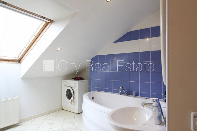 Fasādes māja, ieeja no ielas, mansards, sauna, caurstaigājamas izolētas istabas, augstie Rīga - foto 18