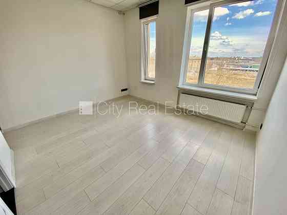 Фасадный дом, реновированный дом, закрытый двор, вход с улицы, лифт, лестничная Rīga