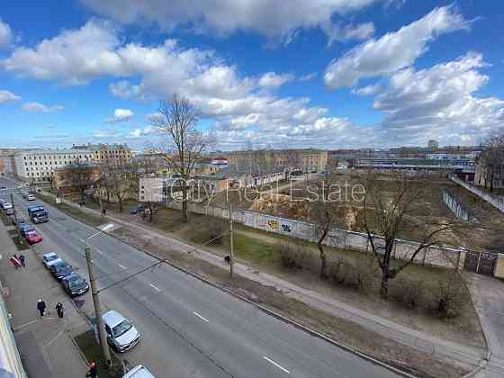 Фасадный дом, реновированный дом, закрытый двор, вход с улицы, лифт, лестничная Rīga