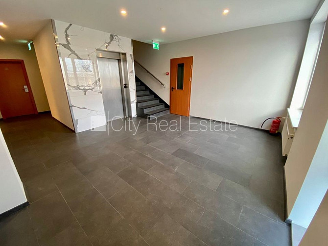 Fasādes māja, renovēta māja, slēgts pagalms, ieeja no ielas, ir lifts, kāpņu telpa pēc Rīga - foto 12