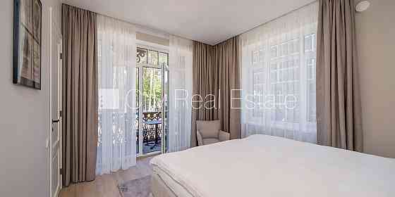 Новостройка, фасадный дом, зеленая территория, благоустроенная озеленённая Юрмала