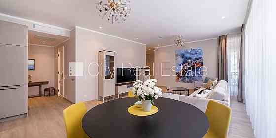 Новостройка, фасадный дом, зеленая территория, благоустроенная озеленённая Юрмала