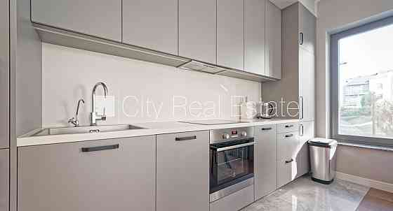 Новостройка, зеленая территория, благоустроенный озеленённый двор, территория Юрмала