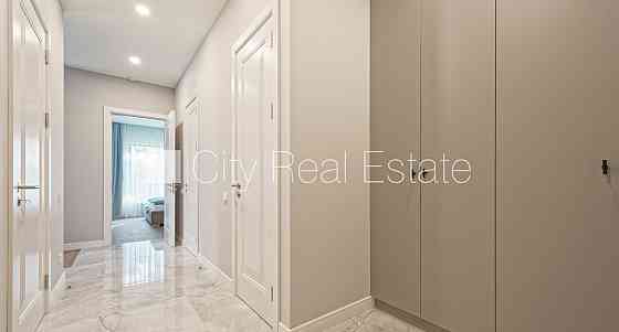 Новостройка, зеленая территория, благоустроенный озеленённый двор, территория Юрмала