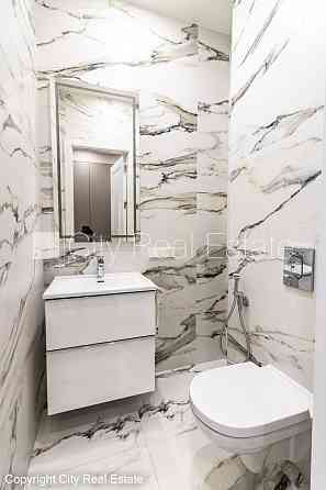 Новостройка, благоустроенный озеленённый двор, закрытый двор, территория Юрмала