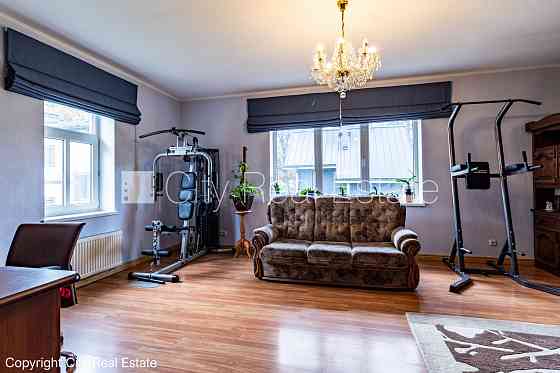 Реновированный дом, стены из керамзитных блоков, благоустроенная озеленённая Юрмала