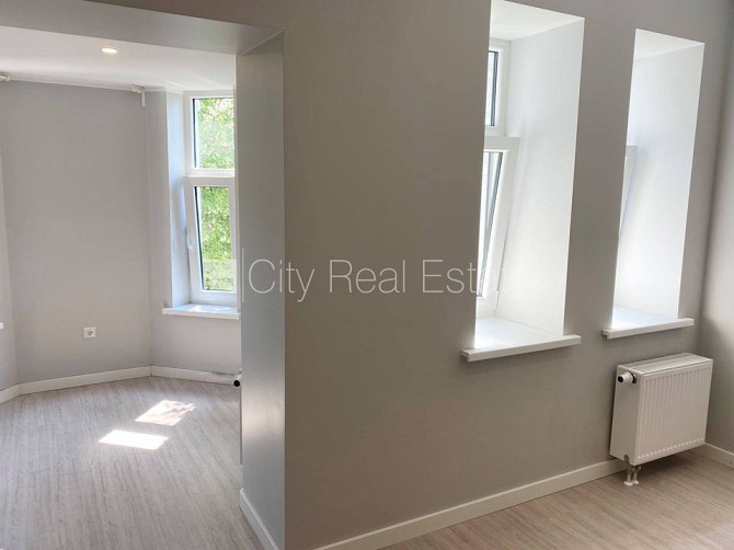 Fasādes māja, renovēta māja, labiekārtots apzaļumots pagalms, slēgts pagalms, ieeja no Rīga - foto 10