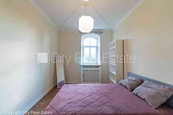 Фасадный дом, реновированный дом, вход с улицы, окна выходят на улицу, Rīga