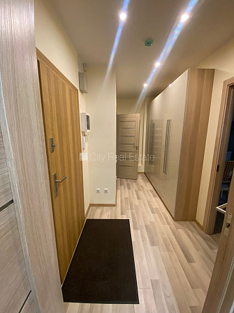 Дом во дворе, закрытый двор, лестничная клетка после капитального ремонта, Рига - изображение 13