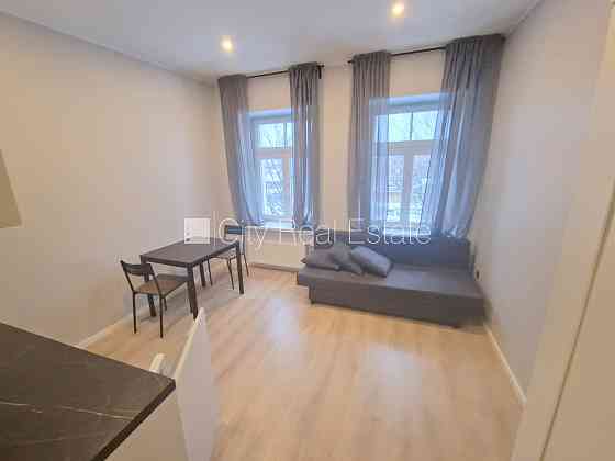 Фасадный дом, реновированный дом, закрытый двор, вход с улицы и со двора, Рига