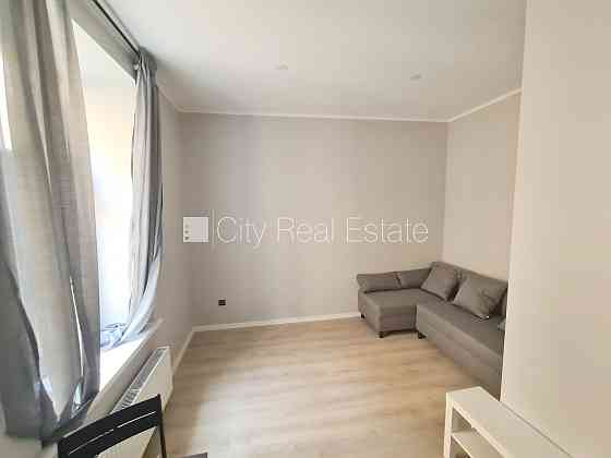 Фасадный дом, реновированный дом, вход с улицы, лестничная клетка после Рига