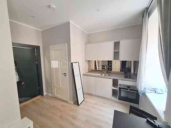 Фасадный дом, реновированный дом, вход с улицы, лестничная клетка после Рига