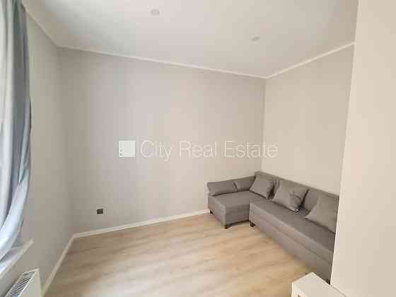 Фасадный дом, реновированный дом, вход с улицы, лестничная клетка после Рига