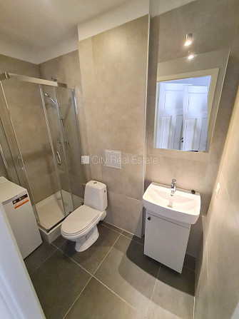 Фасадный дом, реновированный дом, вход с улицы, лестничная клетка после Рига - изображение 8