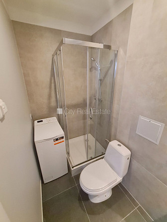 Фасадный дом, реновированный дом, вход с улицы, лестничная клетка после Рига - изображение 9