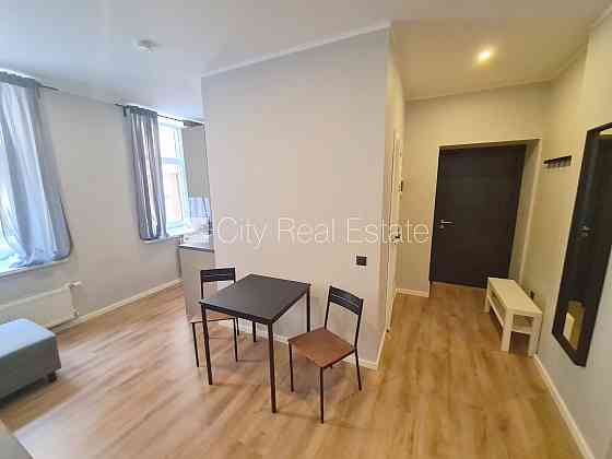 Здание во дворе, реновированный дом, закрытый двор, вход с улицы и со двора, Рига