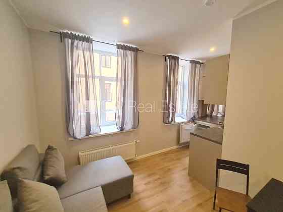 Здание во дворе, реновированный дом, закрытый двор, вход с улицы и со двора, Рига