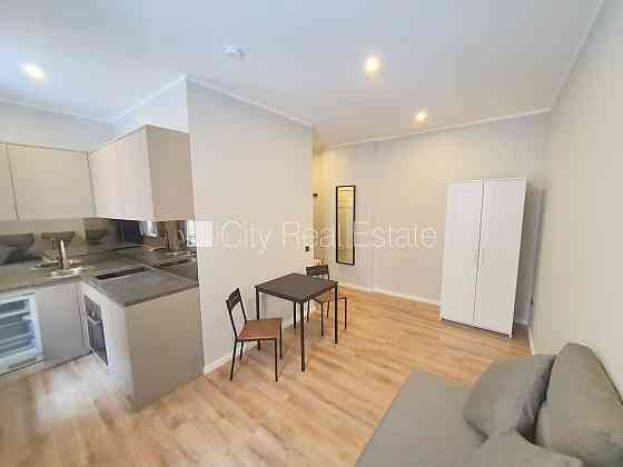 Здание во дворе, реновированный дом, закрытый двор, вход с улицы и со двора, Рига