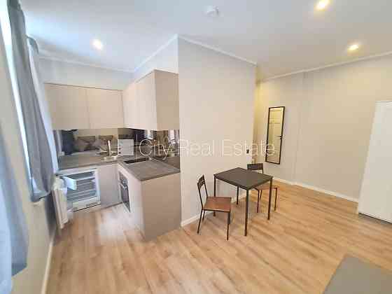 Здание во дворе, реновированный дом, закрытый двор, вход с улицы и со двора, Рига