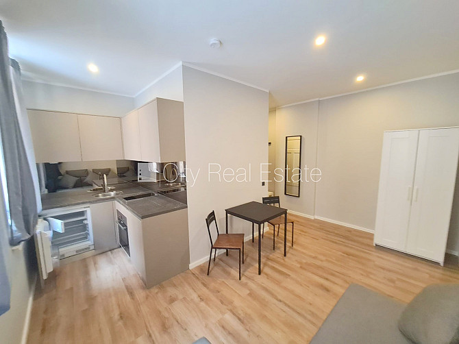 Здание во дворе, реновированный дом, закрытый двор, вход с улицы и со двора, Рига - изображение 1