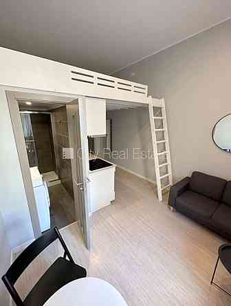 Фасадный дом, реновированный дом, закрытый двор, вход с улицы, лестничная клетка Рига