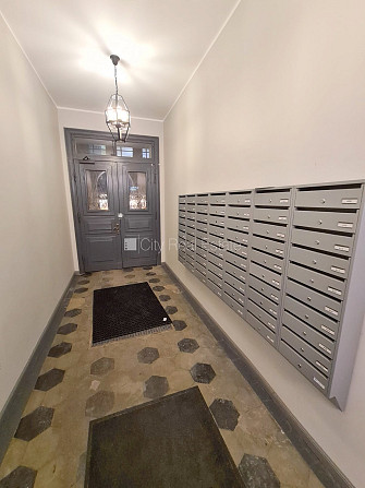 Фасадный дом, реновированный дом, закрытый двор, вход с улицы, лестничная клетка Рига - изображение 12