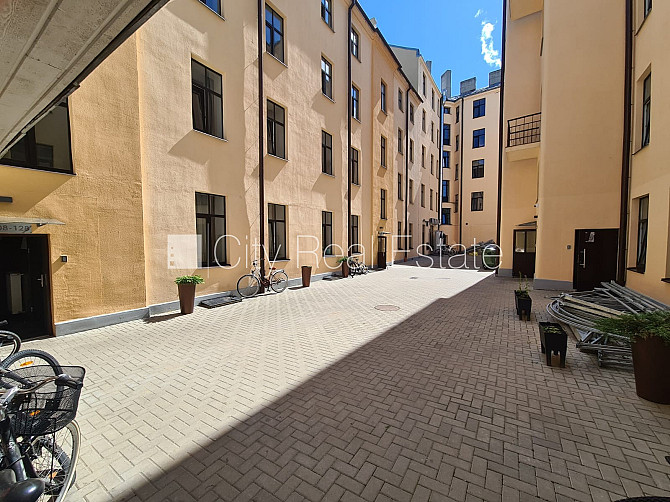 Фасадный дом, реновированный дом, закрытый двор, вход со двора, лестничная клетка Рига - изображение 20