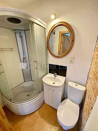 Здание во дворе, реновированный дом, закрытый двор, вход с улицы и со двора, Рига