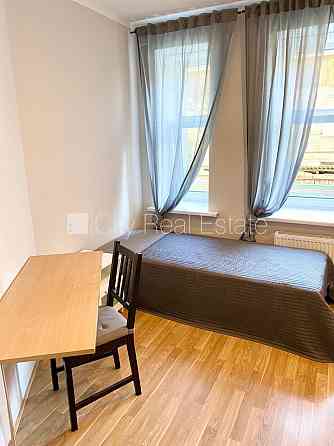 Здание во дворе, реновированный дом, закрытый двор, вход с улицы и со двора, Рига