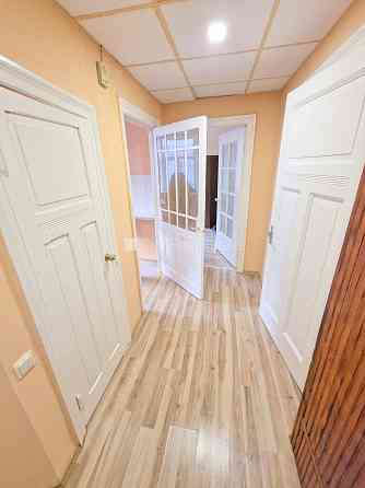 Фасадный дом, реновированный дом, вход с улицы, лестничная клетка после Рига