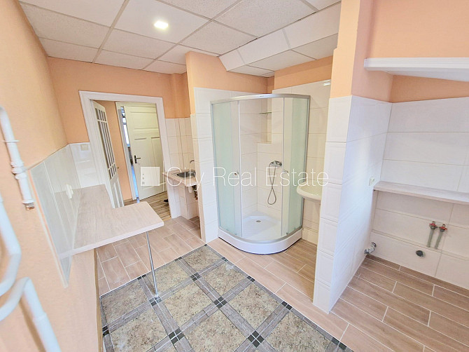 Фасадный дом, реновированный дом, вход с улицы, лестничная клетка после Рига - изображение 19