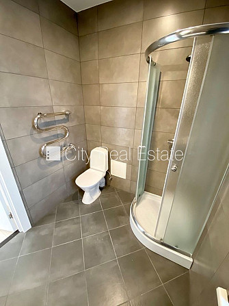 Fasādes māja, renovēta māja, ieeja no ielas, ir lifts, kāpņu telpa pēc kapitālā remonta, Rīga - foto 8