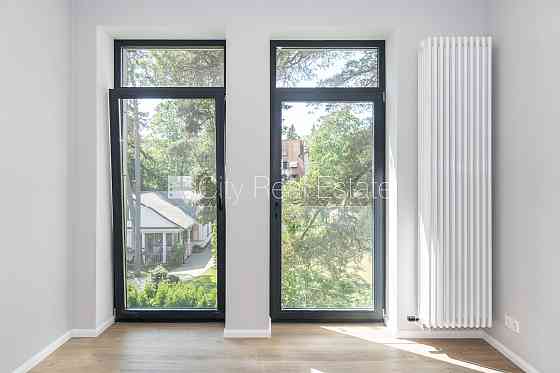 Новостройка, благоустроенная озеленённая территория, подъездная дорога покрыта Юрмала