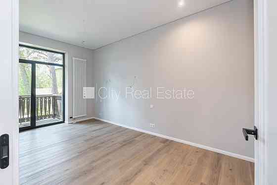 Новостройка, благоустроенная озеленённая территория, подъездная дорога покрыта Юрмала