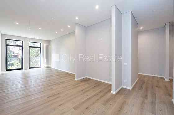 Новостройка, благоустроенная озеленённая территория, подъездная дорога покрыта Юрмала