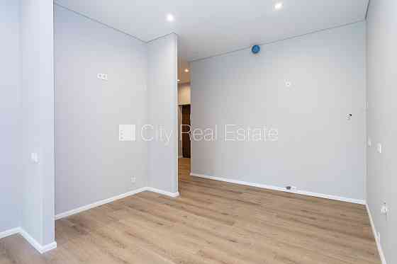 Новостройка, благоустроенная озеленённая территория, подъездная дорога покрыта Юрмала