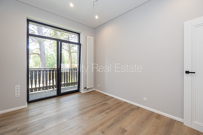 Новостройка, благоустроенная озеленённая территория, подъездная дорога покрыта Юрмала - изображение 10