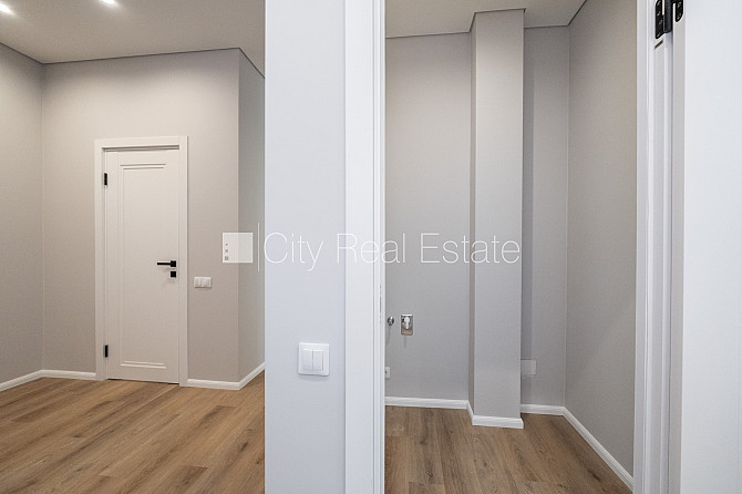 Новостройка, благоустроенная озеленённая территория, подъездная дорога покрыта Юрмала - изображение 18