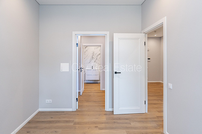 Новостройка, благоустроенная озеленённая территория, подъездная дорога покрыта Юрмала - изображение 8