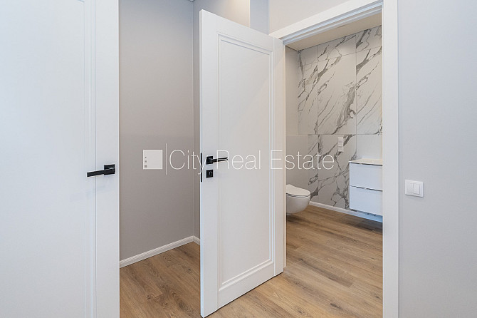 Новостройка, благоустроенная озеленённая территория, подъездная дорога покрыта Юрмала - изображение 12