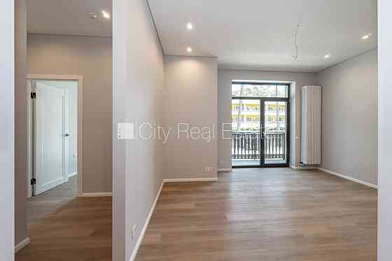 Новостройка, благоустроенная озеленённая территория, подъездная дорога покрыта Юрмала