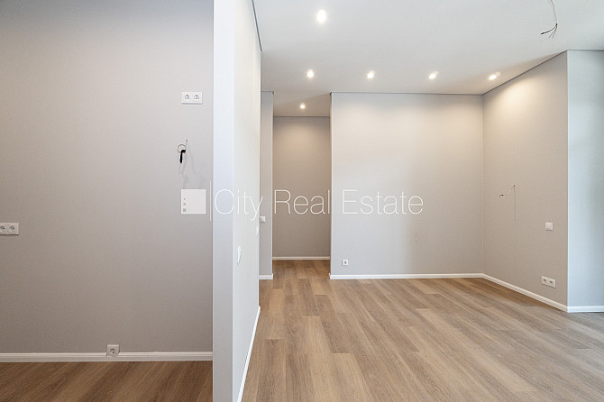 Новостройка, благоустроенная озеленённая территория, подъездная дорога покрыта Юрмала - изображение 10