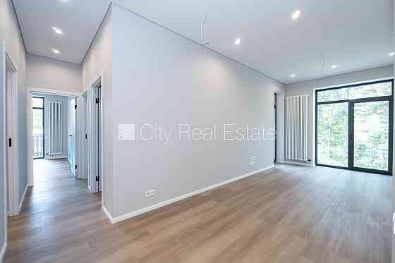 Новостройка, благоустроенная озеленённая территория, подъездная дорога покрыта Юрмала