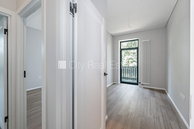 Новостройка, благоустроенная озеленённая территория, подъездная дорога покрыта Юрмала - изображение 12