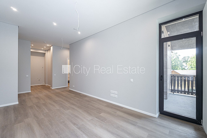 Новостройка, благоустроенная озеленённая территория, подъездная дорога покрыта Юрмала - изображение 4